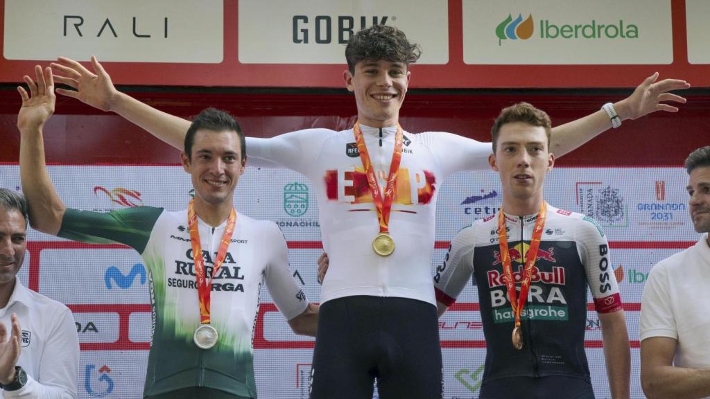 Iván Romeo, en el centro, junto a Fernando Barceló y Roger Adriá.