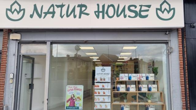Fachada de una tienda de Naturhouse.