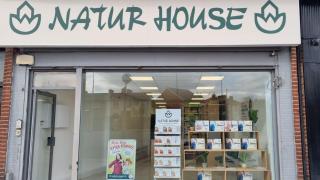 Fachada de una tienda de Naturhouse.