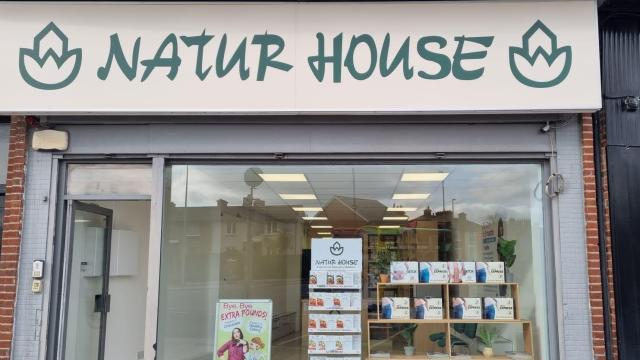 Fachada de una tienda de Naturhouse.
