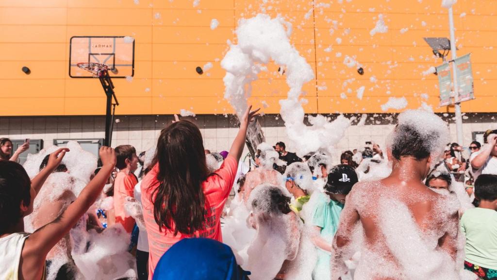 Marineda City celebra el verano en A Coruña con fiestas de la espuma, música y actividades para niños