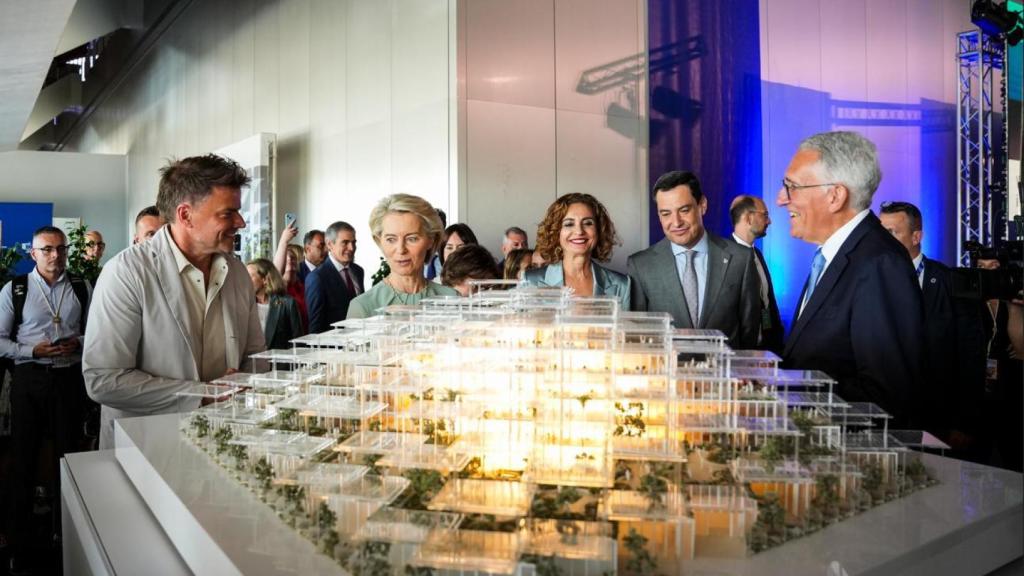 Von der Leyen, junto al arquitecto del nuevo edificio y Montero y Moreno, este lunes en Sevilla