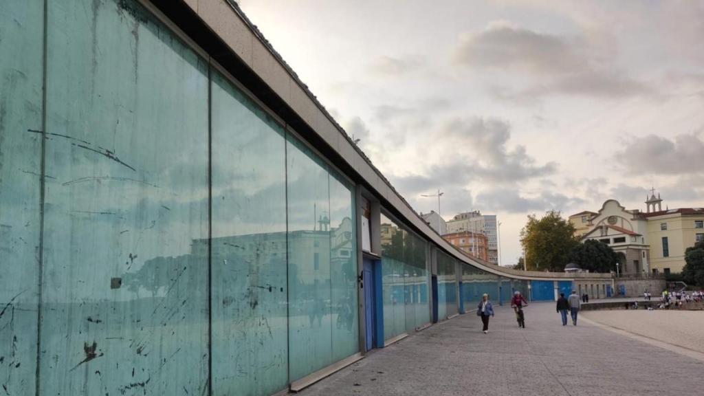 Lateral de los Arcados de Riazor, sin uso desde hace años.