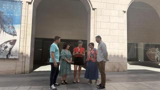 Parte del Grupo Socialista a las puertas de la Diputación Provincial de Huesca