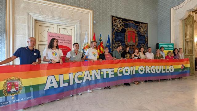 Los representantes del equipo del Gobierno del PP y las asociaciones este lunes en el salón azul de Alicante.