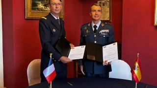 Commodore Christophe Mérieult, izquierda, general de división Isaac Crespo Zaragoza, derecha