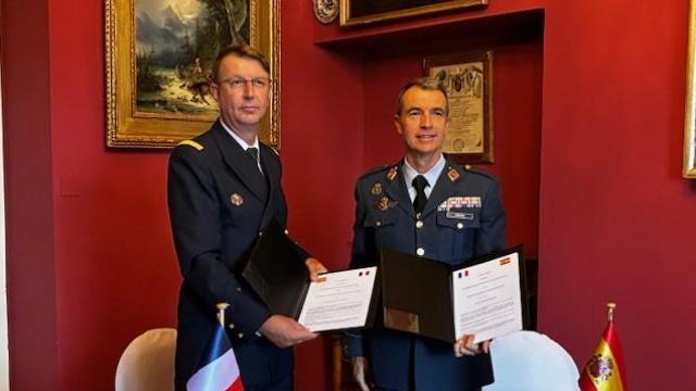 Commodore Christophe Mérieult, izquierda, general de división Isaac Crespo Zaragoza, derecha