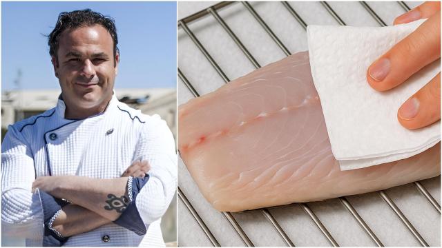 Ángel León y una mano secando pescado sobre rejilla con papel.