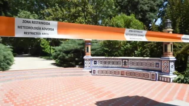 Una cinta anuncia zona restringida tras cerrar el parque de El Retiro.