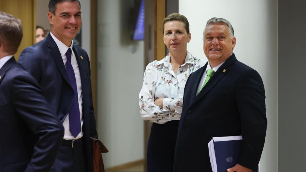 Pedro Sánchez, Mette Frederiksen y Viktor Orbán, durante un Consejo Europeo