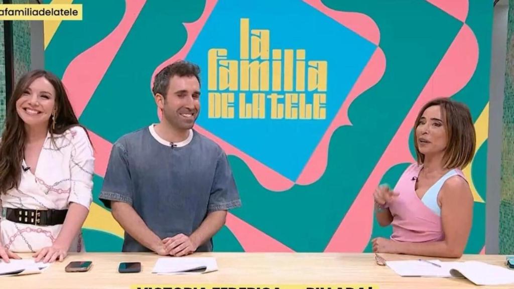Inés Hernand, Aitor Albizua y María Patiño en 'La familia de la tele'.