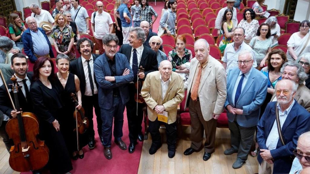 Gustavo Torner, centenario, rodeado de músicos. Foto: Real Academia de Bellas Artes de San Fernando