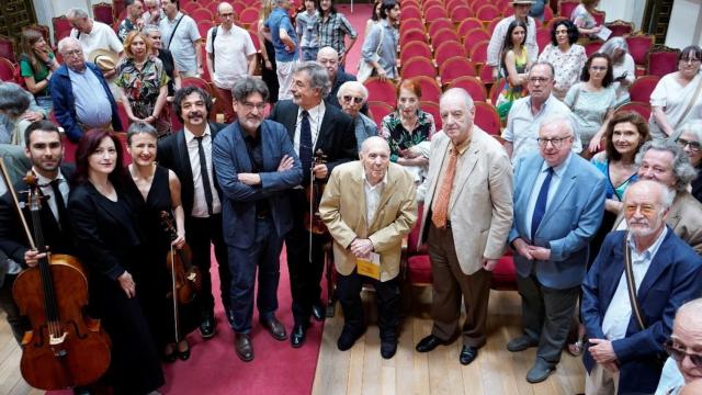 Gustavo Torner, centenario, rodeado de músicos. Foto: Real Academia de Bellas Artes de San Fernando