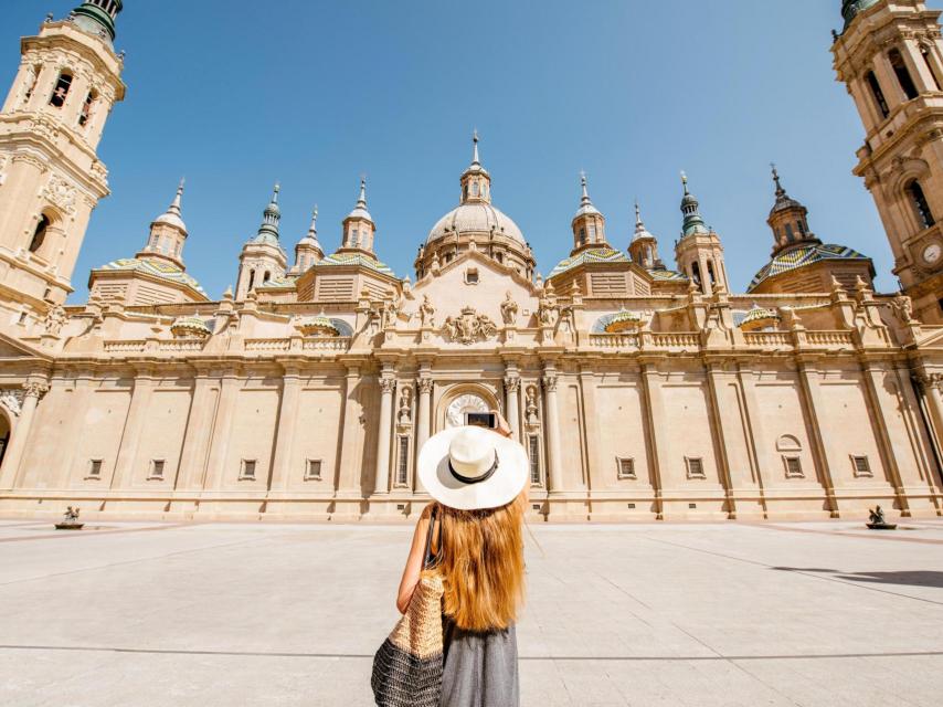Una turista en El Pilar.
