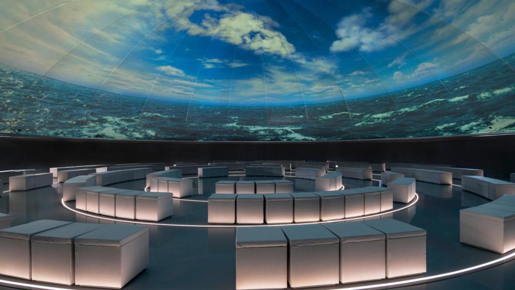 Interior de la cúpula y proyección de la pieza audiovisual