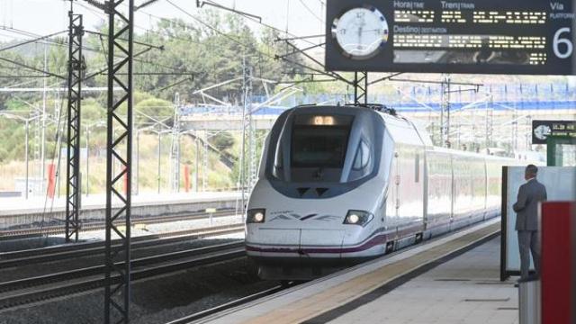 Un tren llegando a la estación de Burgos
