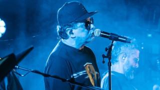 Andrés Calamaro cantando en el patio del Monasterio de Uclés.