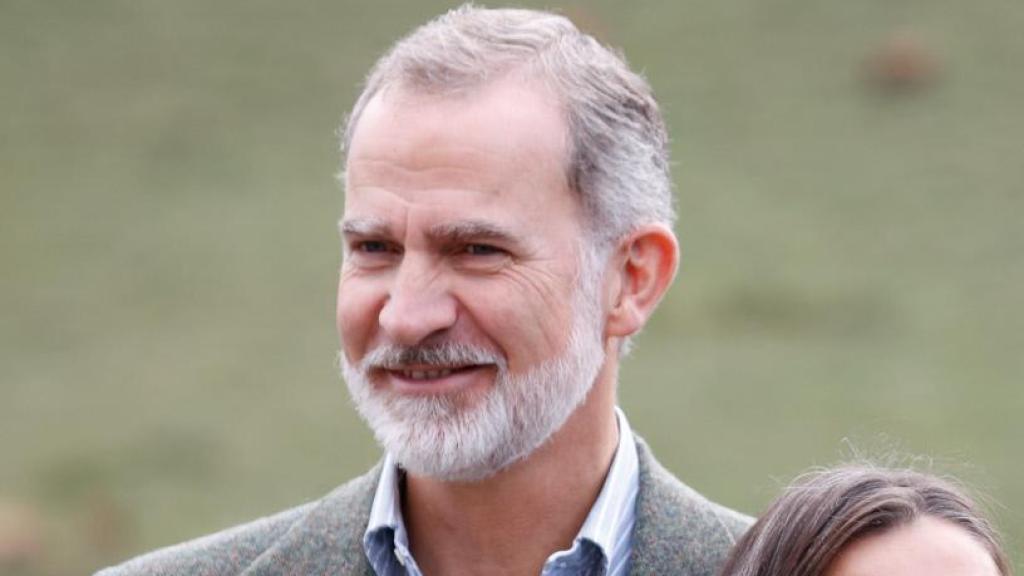 Los reyes, Felipe VI y Letizia, junto a la princesa Leonor y la infanta Sofía en su visita a Sotres en octubre de 2024