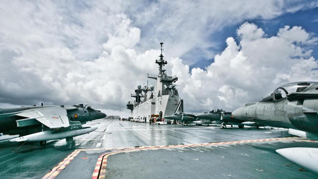 Cubierta del portaeronaves Juan Carlos I con cazas Harrier