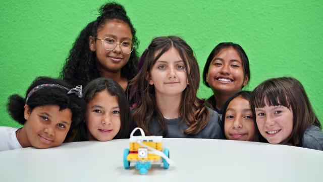 Las estudiantes del CEIP República del Uruguay participan en el programa EFIGY Girls.