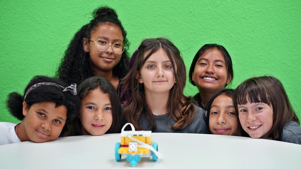 Las estudiantes del CEIP República del Uruguay participan en el programa EFIGY Girls.