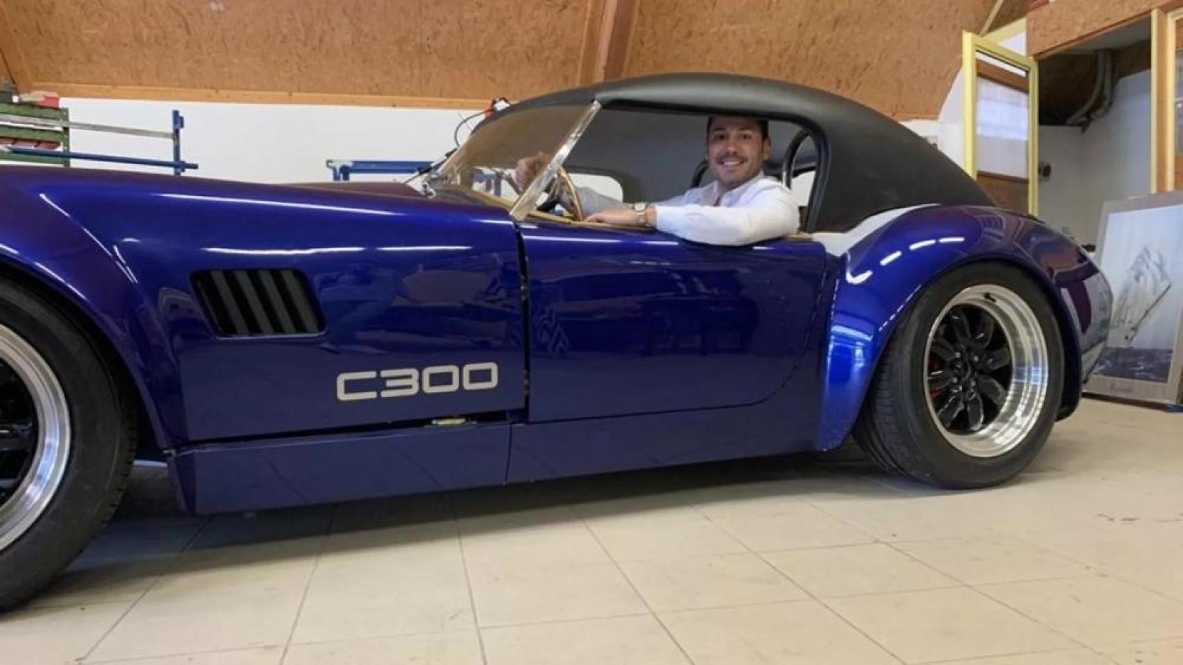 David Merino posa en un bólido en una imagen difundida por sí mismo en redes sociales.