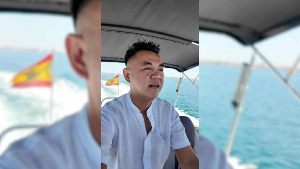 Jin Ye, el empresario chino que parodia a Julio Iglesias en La Manga, en un frame de su vídeo.