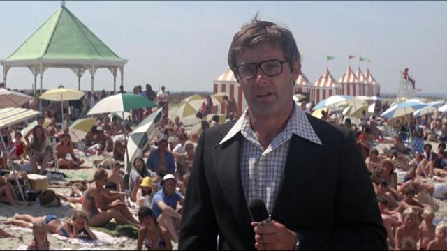 Peter Benchley, autor de la novela 'Tiburón' (1974), en una escena de la película de Spielberg (1975)