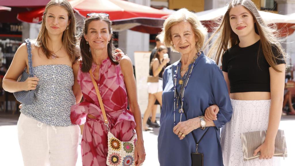 La reina Letizia, junto a la princesa Leonor, la infanta Sofía y la reina Sofía, en una foto de archivo.