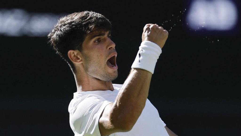 Alcaraz celebra un punto contra Fognini en Wimbledon.
