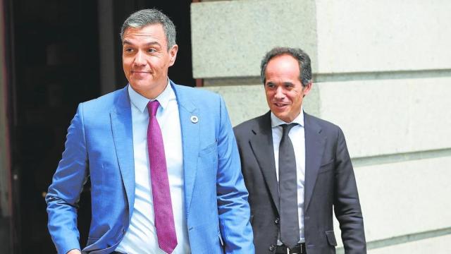 El presidente del Gobierno, Pedro Sánchez, y el ex secretario de Estado de Comunicación, Francesc Vallés, en 2022 en el Congreso.