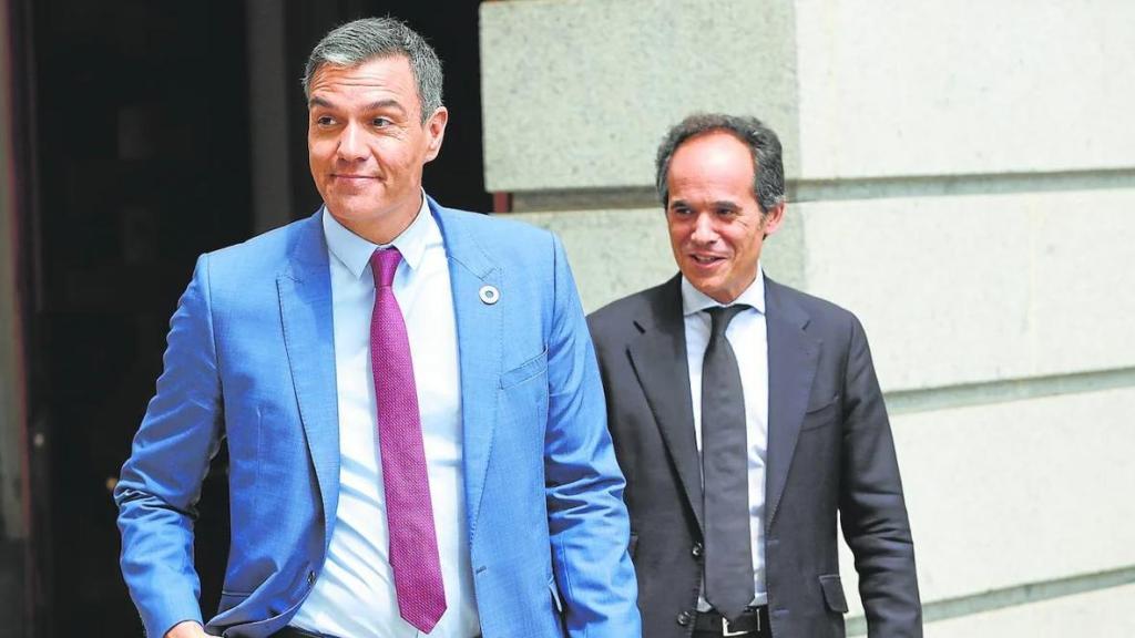 El presidente del Gobierno, Pedro Sánchez, y el ex secretario de Estado de Comunicación, Francesc Vallés, en 2022 en el Congreso.