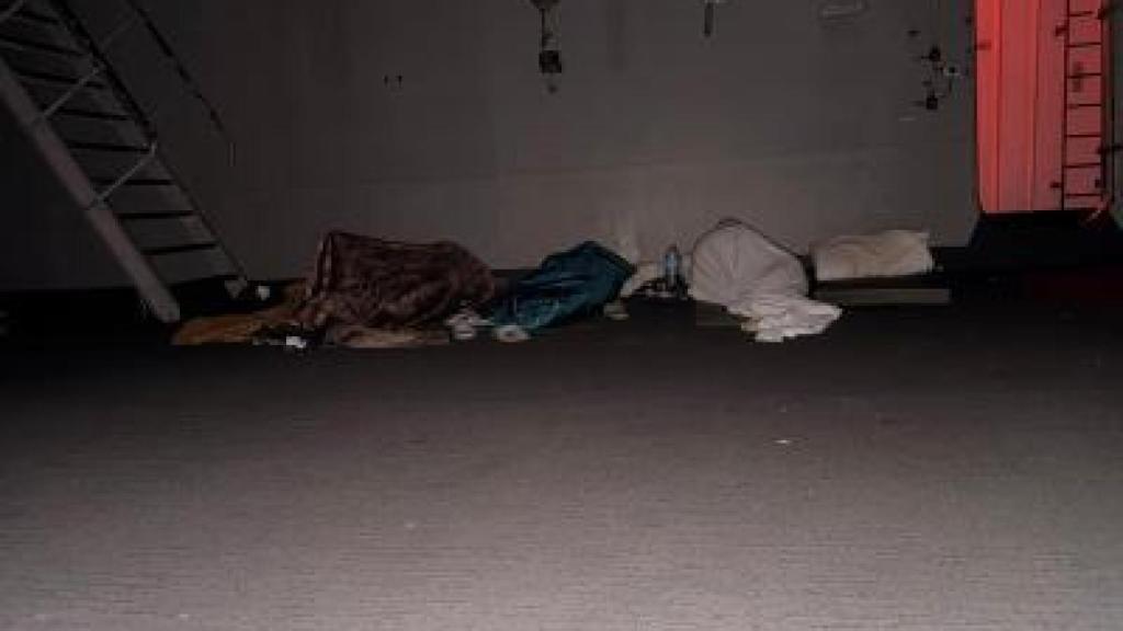 Algunos de los miembros de la tripulación del buque multipropósito, la pasada noche.