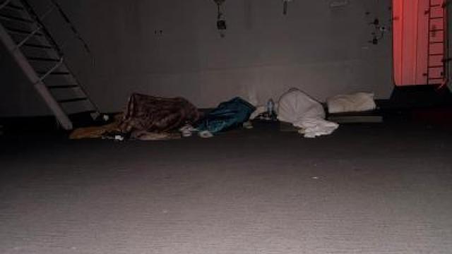 Algunos de los miembros de la tripulación del buque multipropósito, la pasada noche.