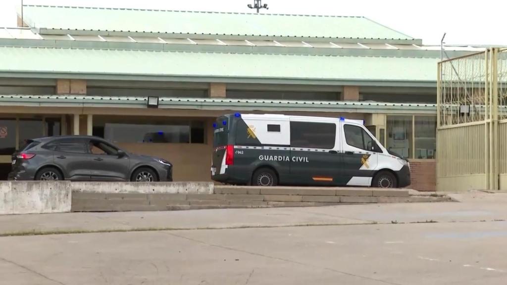 El furgón de la Guardia Civil que ha transportado a Santos Cerdán del Supremo a la cárcel, a su entrada en la prisión de Soto del Real.
