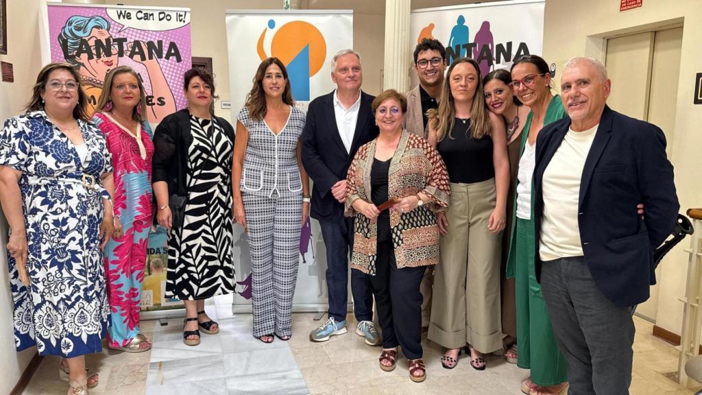 Imagen de la entrega del premio a Rosa Romero.