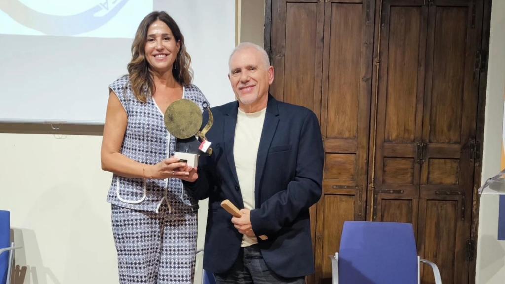 Rosa Romero, senadora del PP, recibiendo el premio de manos de Antonio Cifuentes, presidente de Lantana.