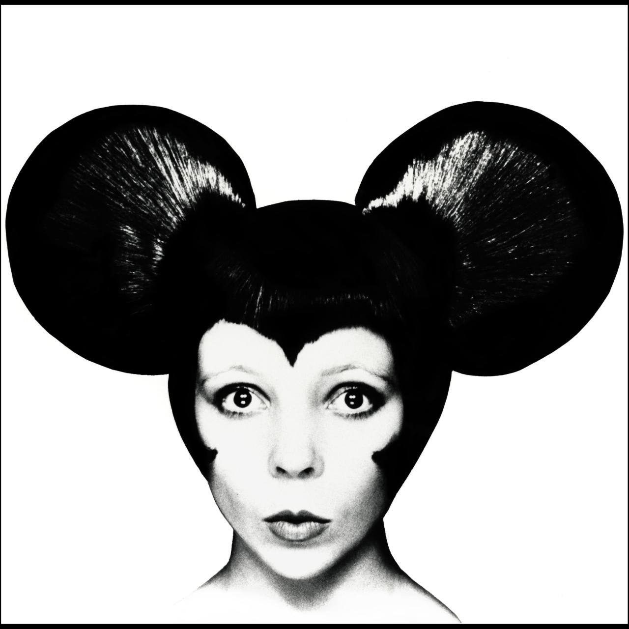 Penelope Tree como Mickey Mouse, fotografiada a los 21 años por David Bailey en 1970.