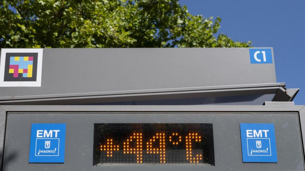 Un termómetro en una parada de autobús en Madrid marcando temperaturas superiores a 40ºC.