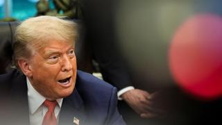 Donald Trump habla durante una reunión con la ministra de Exteriores de la República Democrática del Congo, Therese Kayikwamba Wagner, y el ministro de Exteriores de Ruanda, Olivier Nduhungirehe, en el Despacho Oval, el 27 de junio de 2025.