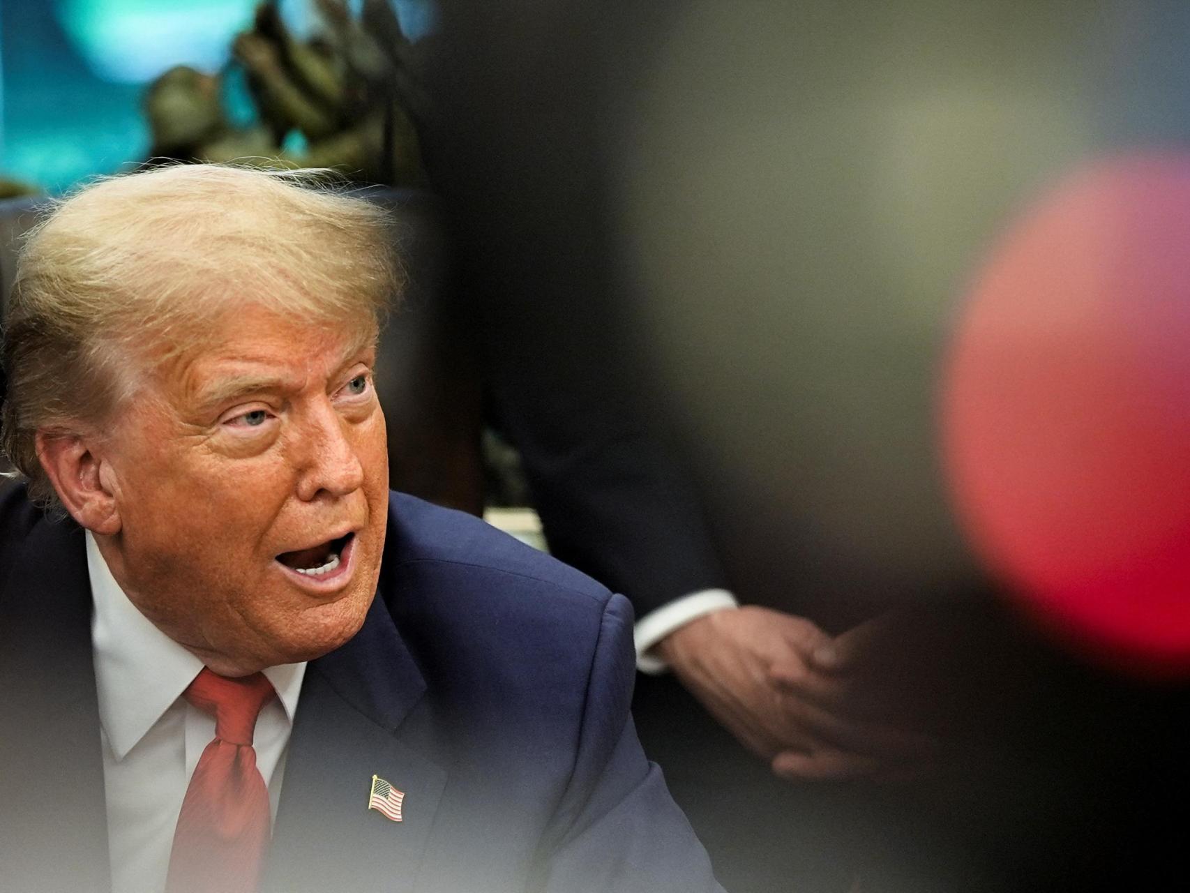 Donald Trump habla durante una reunión con la ministra de Exteriores de la República Democrática del Congo, Therese Kayikwamba Wagner, y el ministro de Exteriores de Ruanda, Olivier Nduhungirehe, en el Despacho Oval, el 27 de junio de 2025.