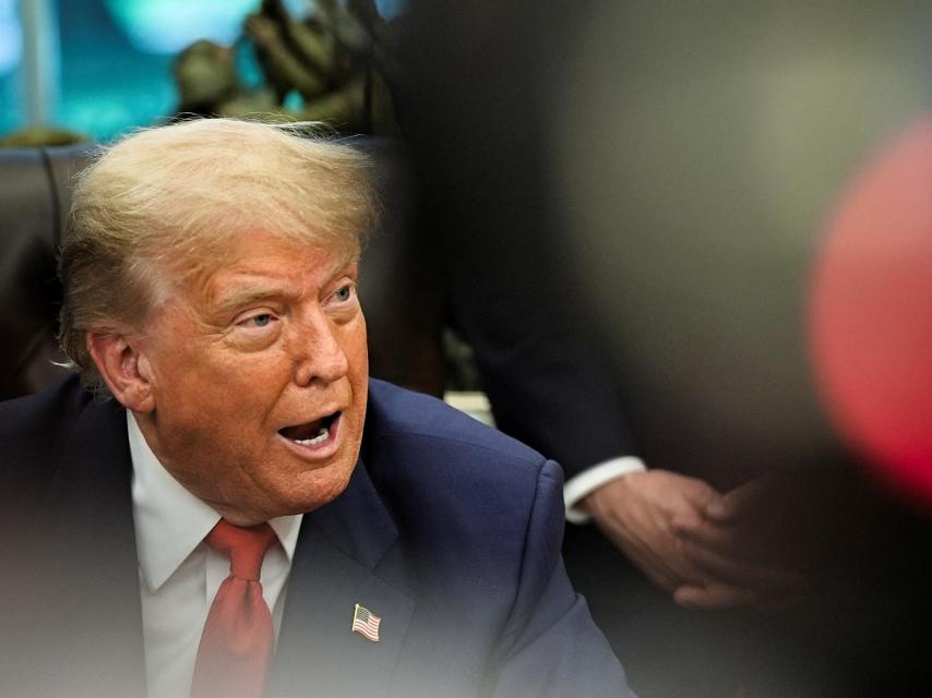 Donald Trump habla durante una reunión con la ministra de Exteriores de la República Democrática del Congo, Therese Kayikwamba Wagner, y el ministro de Exteriores de Ruanda, Olivier Nduhungirehe, en el Despacho Oval, el 27 de junio de 2025.