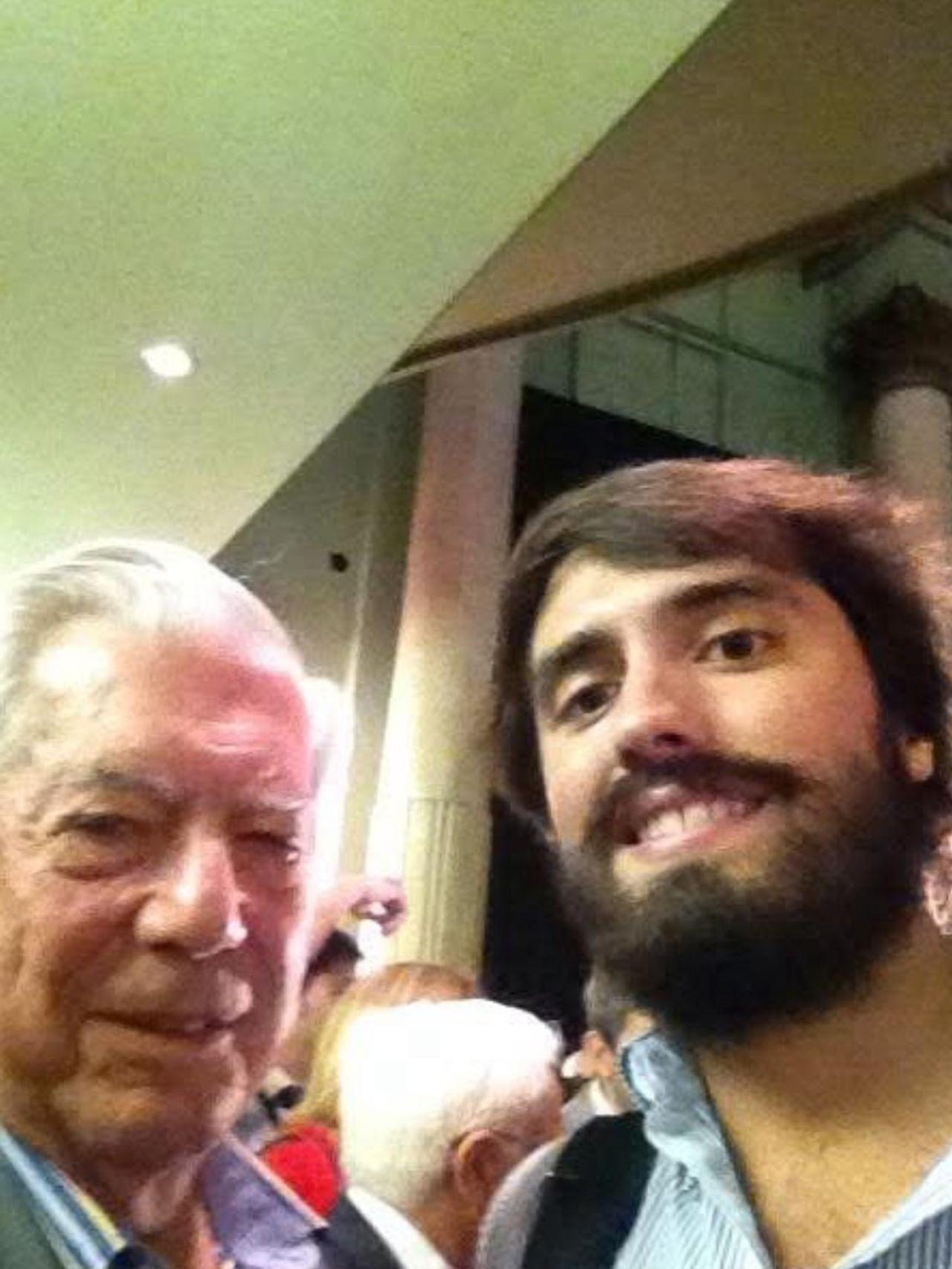 Daniel Ramírez, junto a Vargas Llosa.