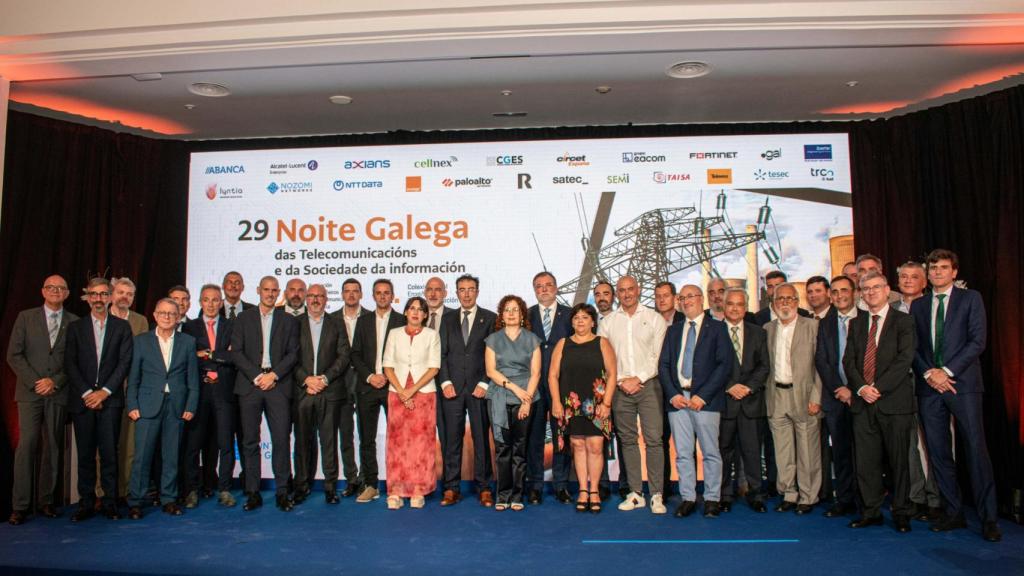 Foto de familia de organizadores, autoridades y premiados