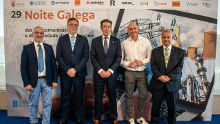 Los premiados de la noche junto con Julio Sánchez Agrelo, decano del Colegio