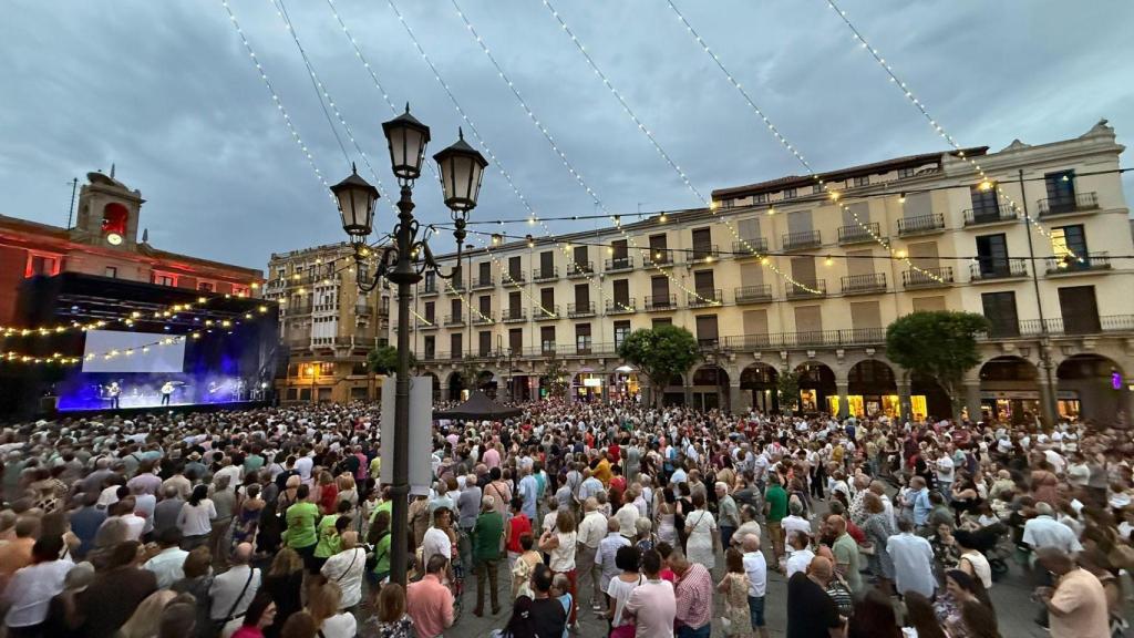 La Plaza Mayor de Zamora llena con el concierto de Formula V