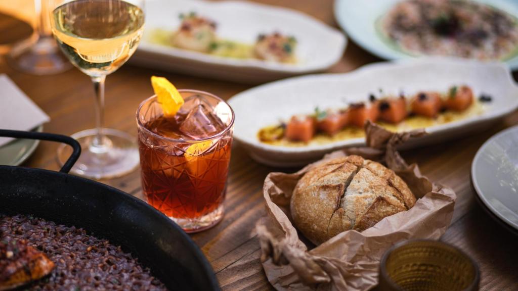 Vermut, picoteo y arroces en la terraza de LLENYA.