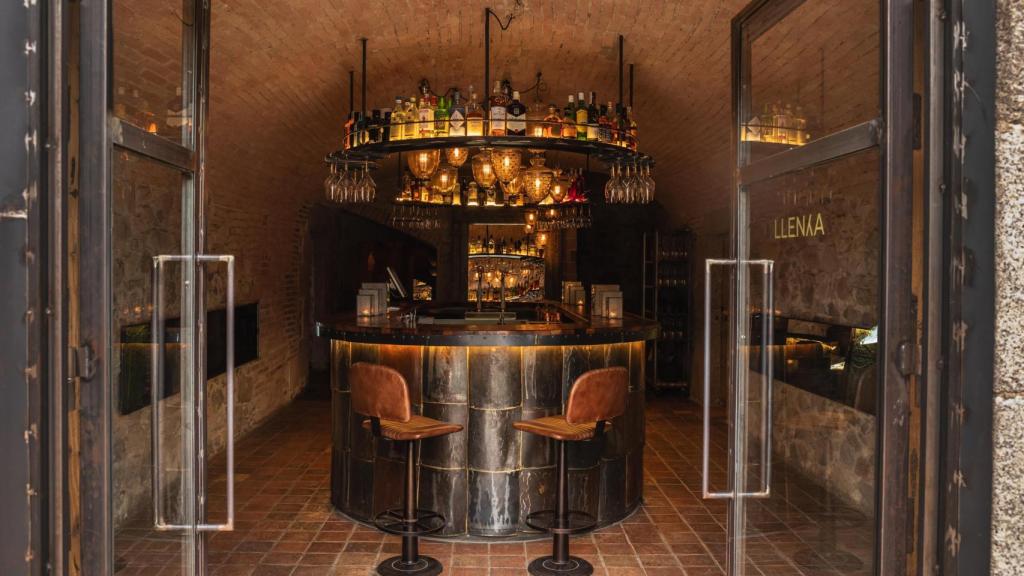 La barra central de LLENYA.