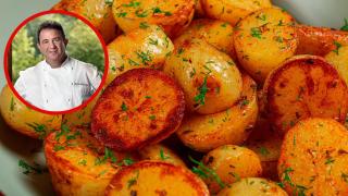 Martín Berasategui, chef con estrellas, lo deja bien claro: Haciendo esto, las patatas asadas se hacen más rápido y mejor