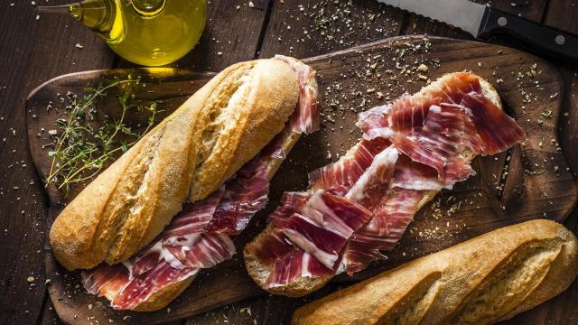 Un montadito de jamón (Imagen de archivo)